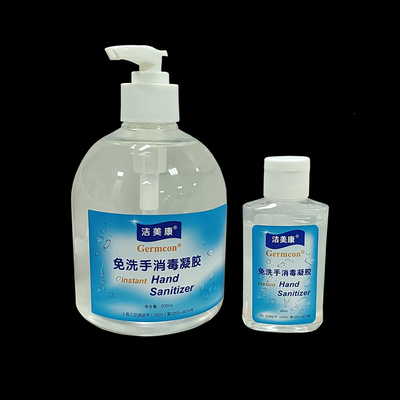 Famiglia che imballa il gel istantaneo del prodotto disinfettante della mano con l'antibatterico dell'aloe che disinfetta l'alcool di 75%