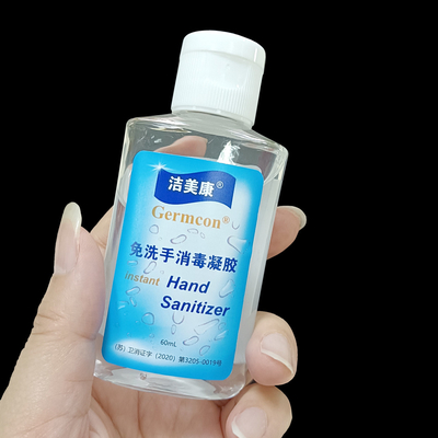 Famiglia che imballa il gel istantaneo del prodotto disinfettante della mano con l'antibatterico dell'aloe che disinfetta l'alcool di 75%