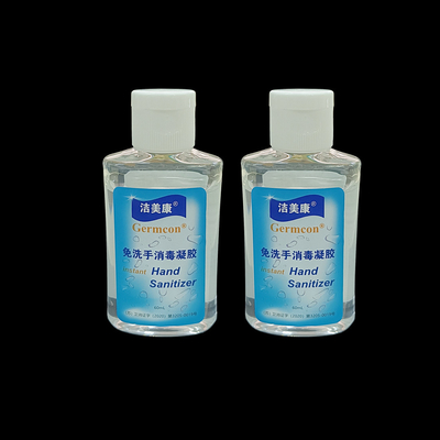 Famiglia che imballa il gel istantaneo del prodotto disinfettante della mano con l'antibatterico dell'aloe che disinfetta l'alcool di 75%